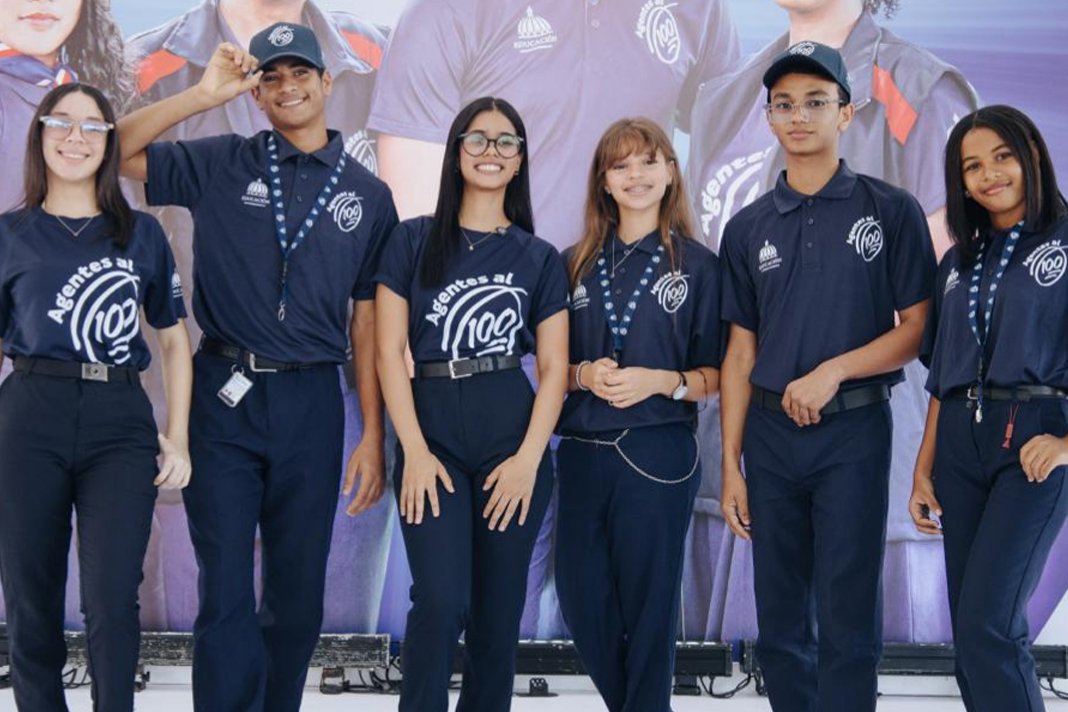 De Camps felicita a estudiantes y reafirma enfoque en calidad y participación